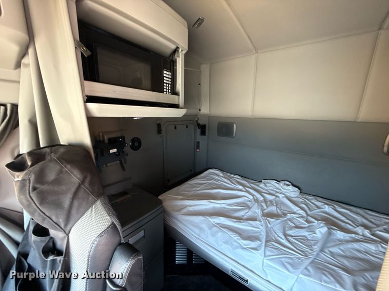 image for item EJ4595 2020 Kenworth T680 semi truck