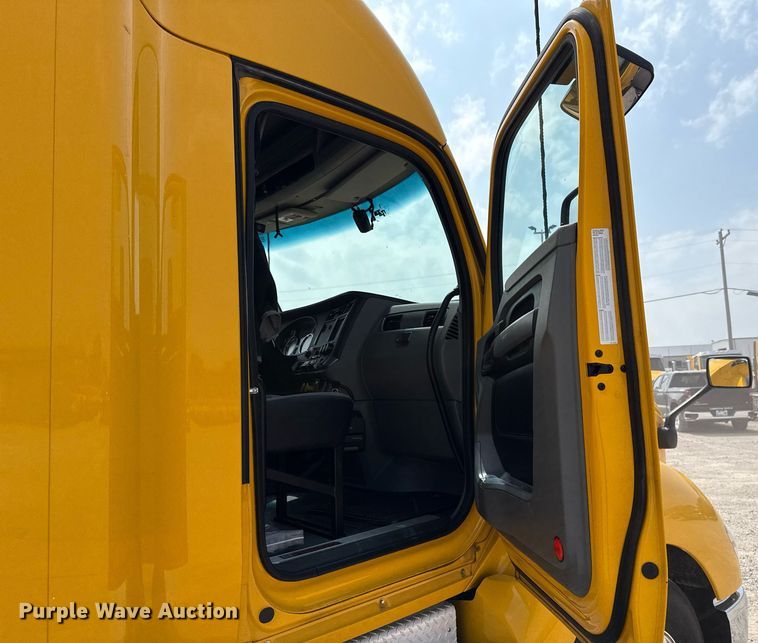 image for item EJ4595 2020 Kenworth T680 semi truck