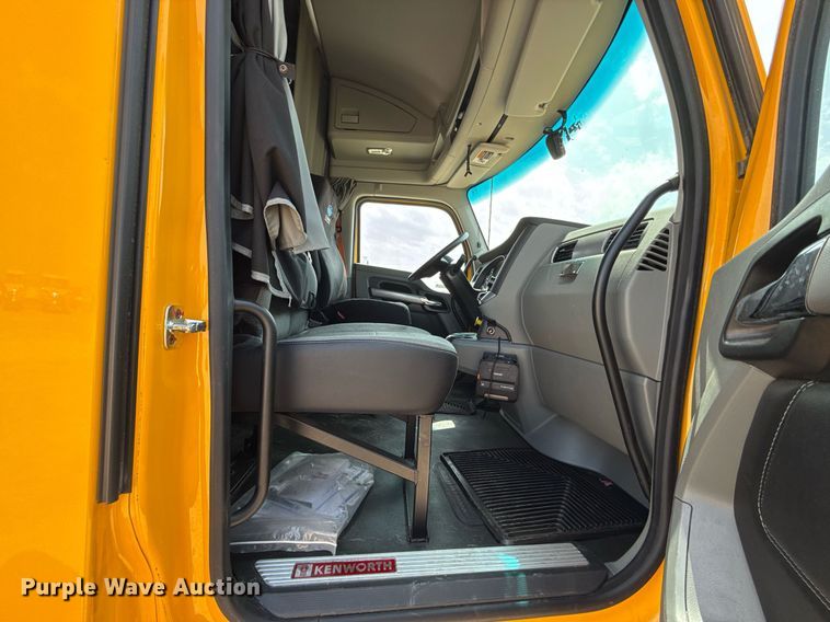 image for item EJ4595 2020 Kenworth T680 semi truck
