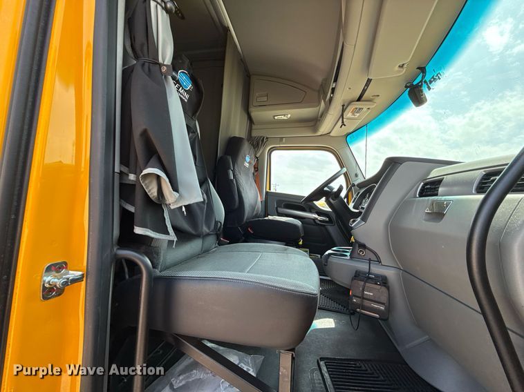 image for item EJ4595 2020 Kenworth T680 semi truck