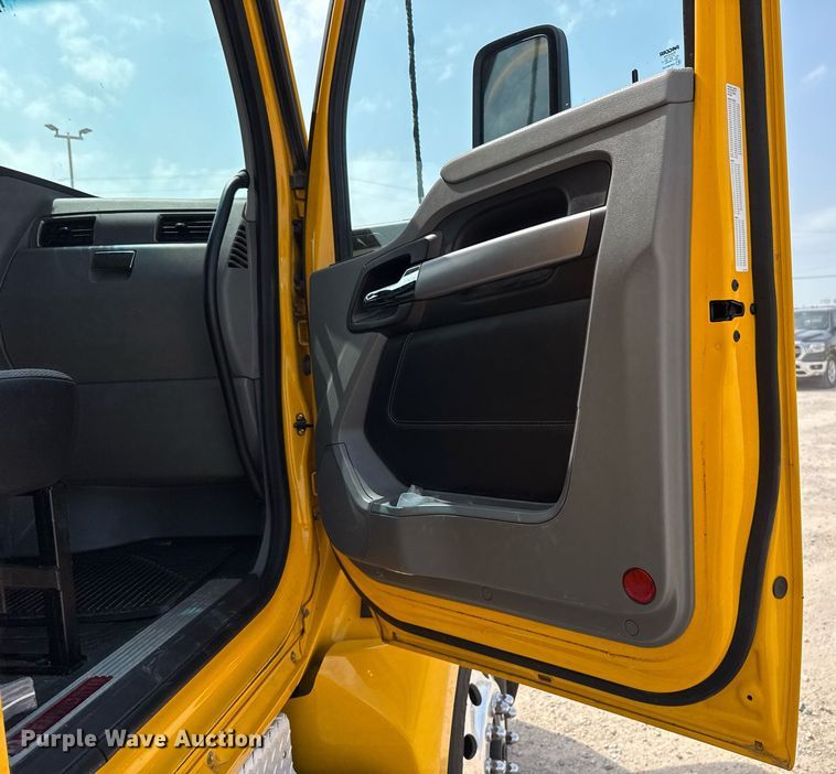 image for item EJ4595 2020 Kenworth T680 semi truck