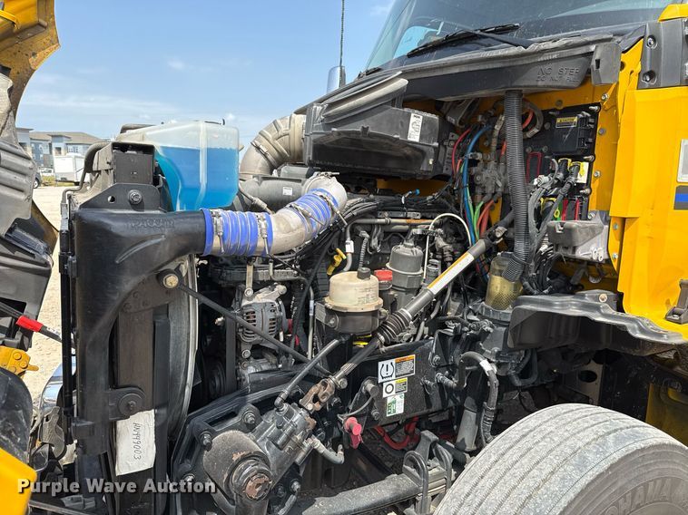 image for item EJ4595 2020 Kenworth T680 semi truck