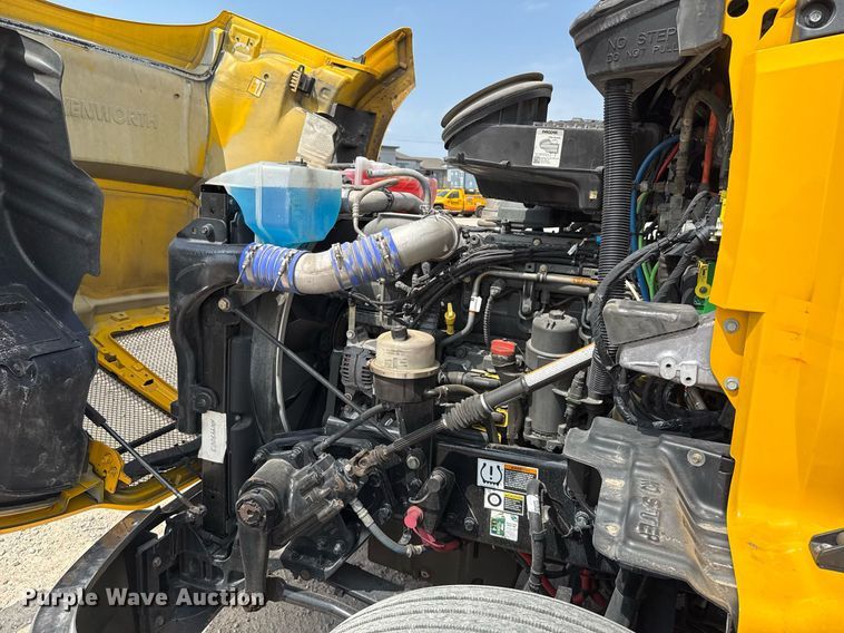 image for item EJ4595 2020 Kenworth T680 semi truck