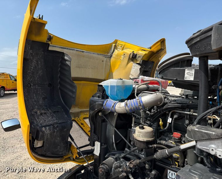 image for item EJ4595 2020 Kenworth T680 semi truck