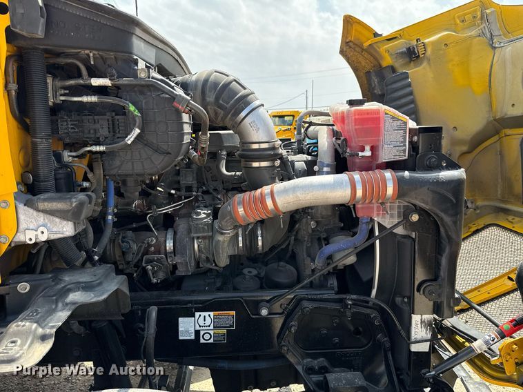 image for item EJ4595 2020 Kenworth T680 semi truck