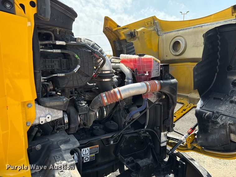 image for item EJ4595 2020 Kenworth T680 semi truck