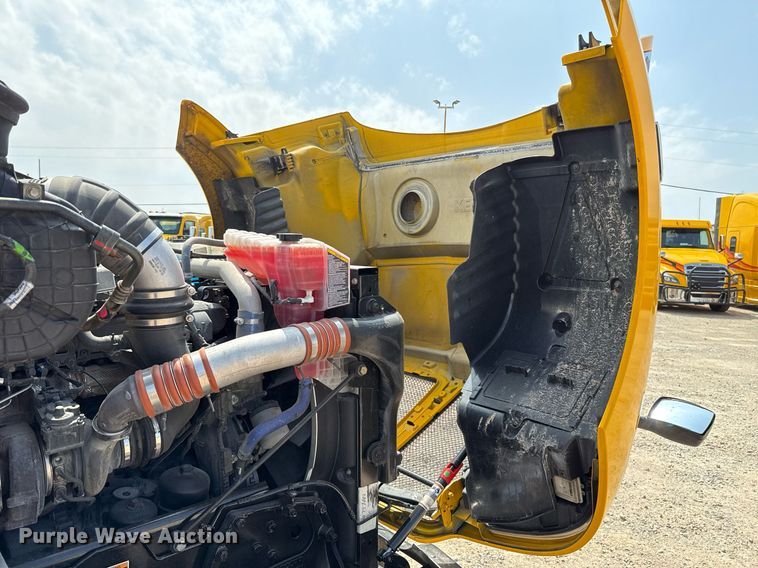 image for item EJ4595 2020 Kenworth T680 semi truck