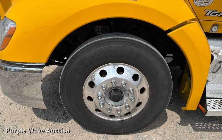 image for item EJ4595 2020 Kenworth T680 semi truck