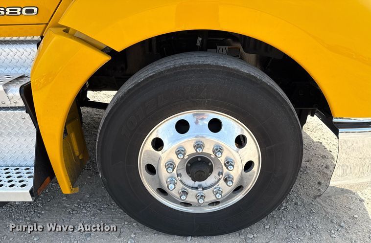 image for item EJ4595 2020 Kenworth T680 semi truck