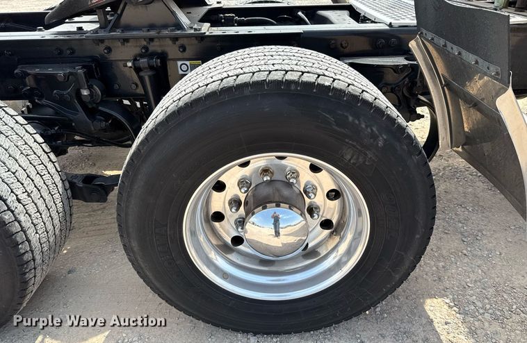 image for item EJ4595 2020 Kenworth T680 semi truck