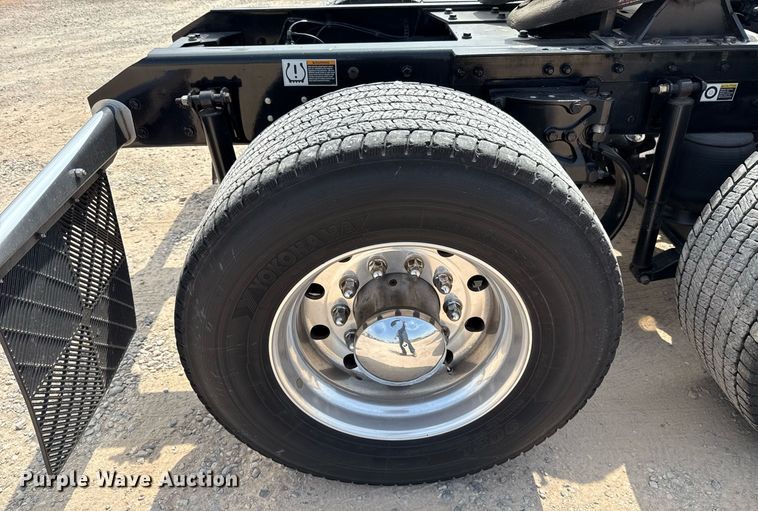 image for item EJ4595 2020 Kenworth T680 semi truck