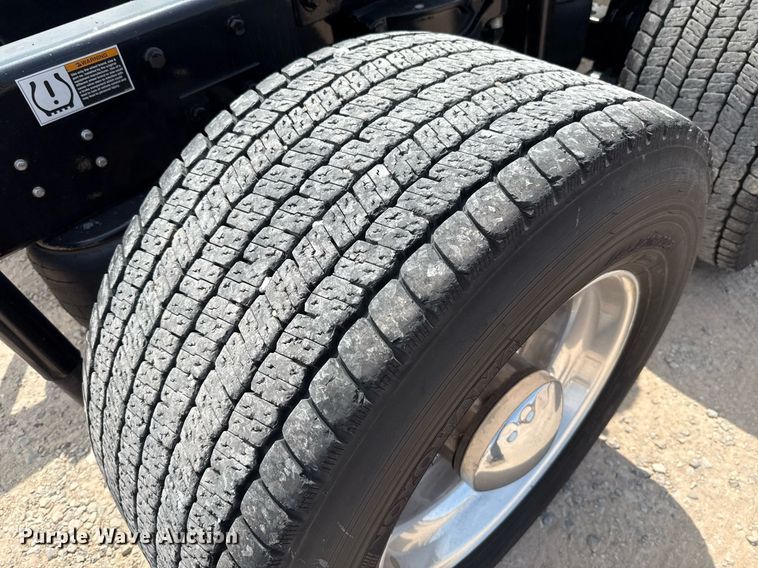 image for item EJ4595 2020 Kenworth T680 semi truck