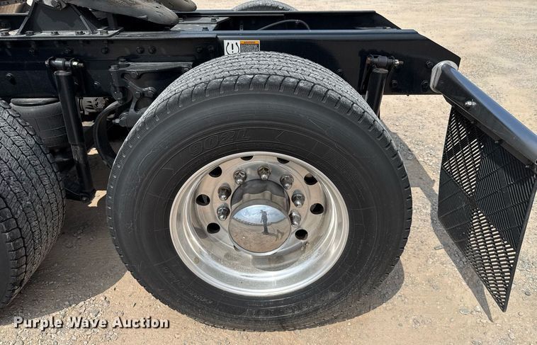 image for item EJ4595 2020 Kenworth T680 semi truck