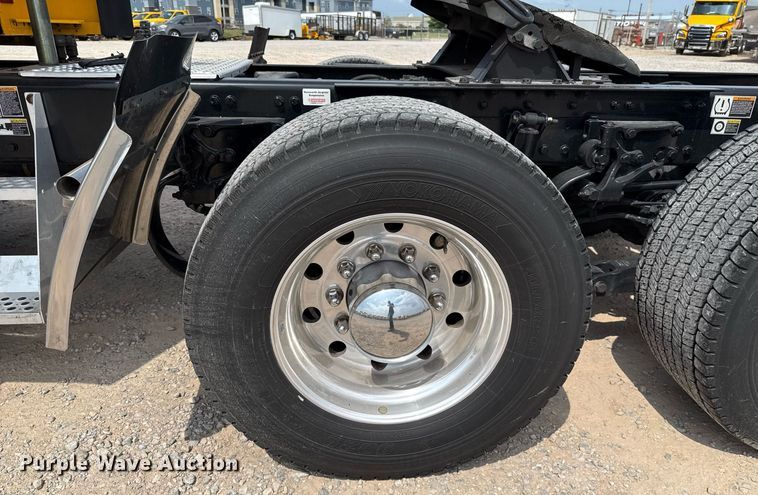 image for item EJ4595 2020 Kenworth T680 semi truck