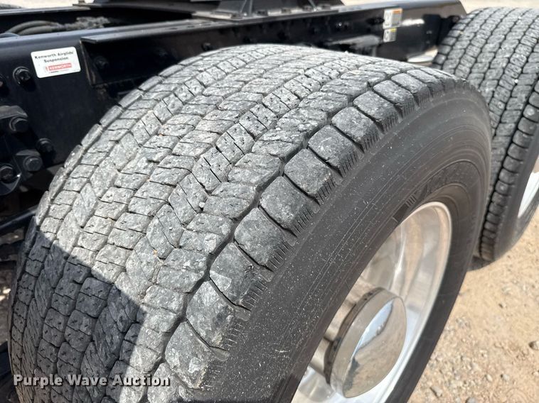 image for item EJ4595 2020 Kenworth T680 semi truck