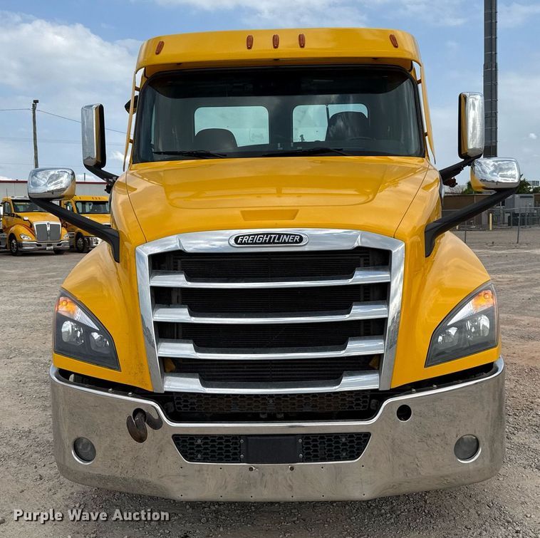 image for item EJ4596 2021 Freightliner Cascadia 126 semi truck