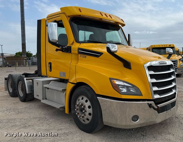 image for item EJ4596 2021 Freightliner Cascadia 126 semi truck