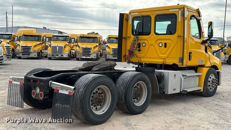 image for item EJ4596 2021 Freightliner Cascadia 126 semi truck