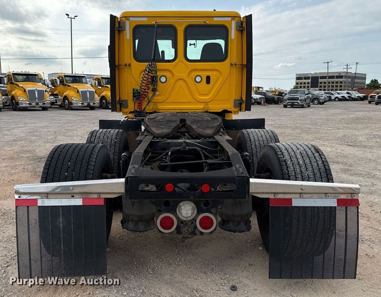 image for item EJ4596 2021 Freightliner Cascadia 126 semi truck