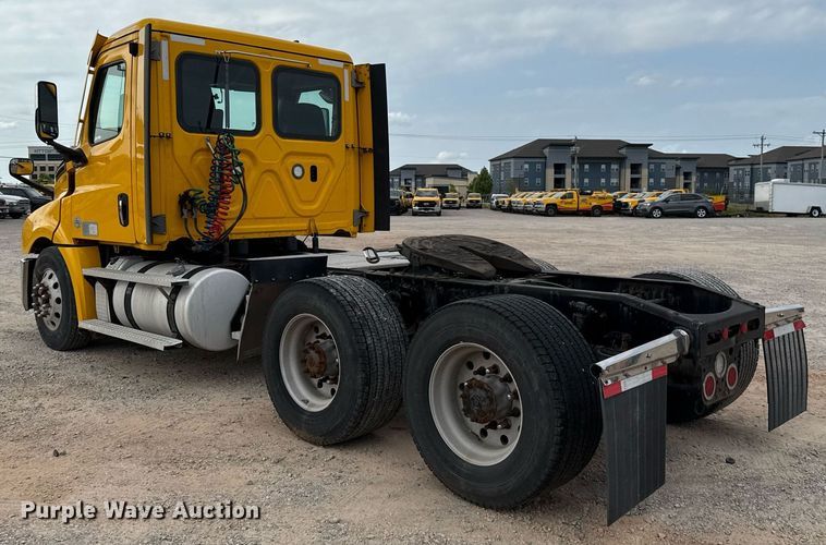 image for item EJ4596 2021 Freightliner Cascadia 126 semi truck