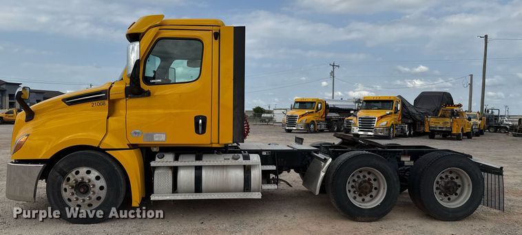 image for item EJ4596 2021 Freightliner Cascadia 126 semi truck