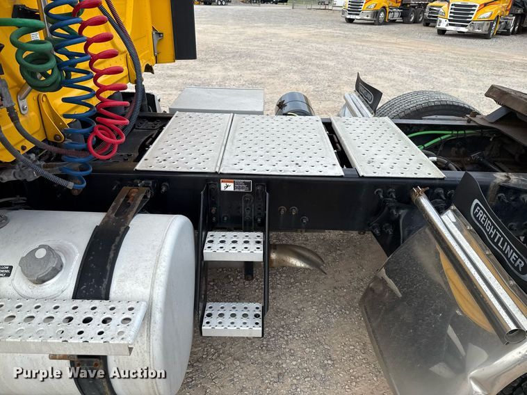 image for item EJ4596 2021 Freightliner Cascadia 126 semi truck