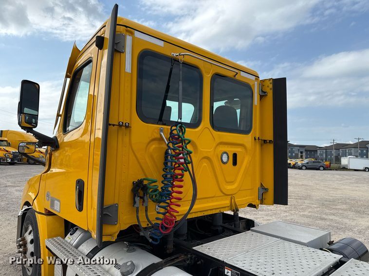 image for item EJ4596 2021 Freightliner Cascadia 126 semi truck