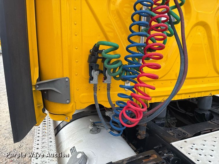 image for item EJ4596 2021 Freightliner Cascadia 126 semi truck