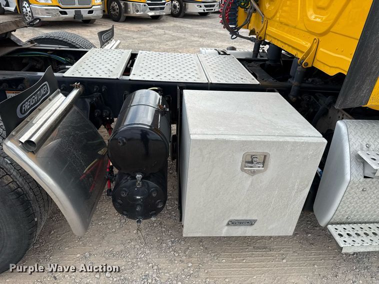 image for item EJ4596 2021 Freightliner Cascadia 126 semi truck