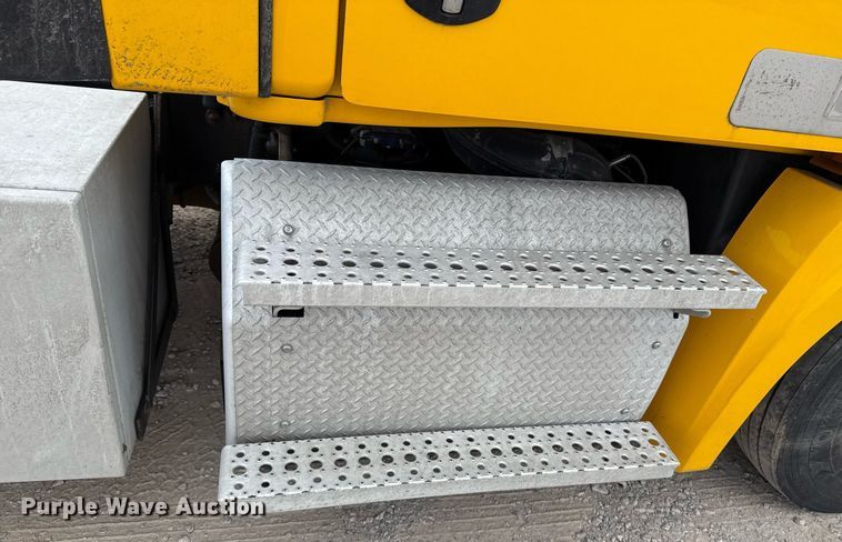 image for item EJ4596 2021 Freightliner Cascadia 126 semi truck