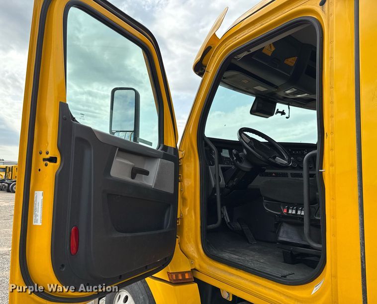 image for item EJ4596 2021 Freightliner Cascadia 126 semi truck