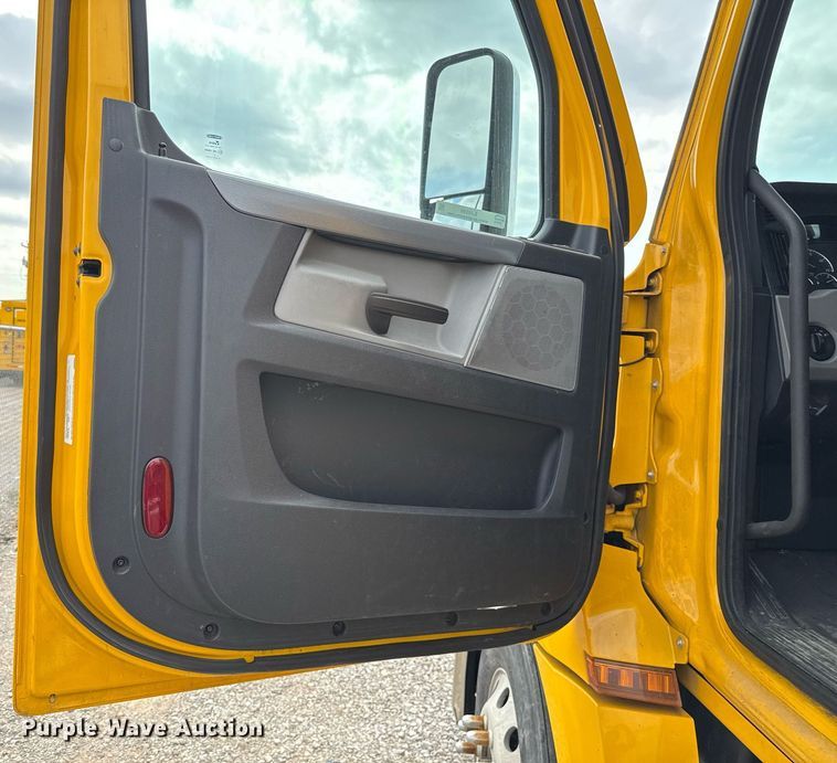 image for item EJ4596 2021 Freightliner Cascadia 126 semi truck