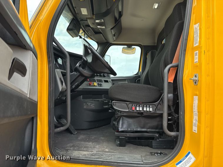 image for item EJ4596 2021 Freightliner Cascadia 126 semi truck