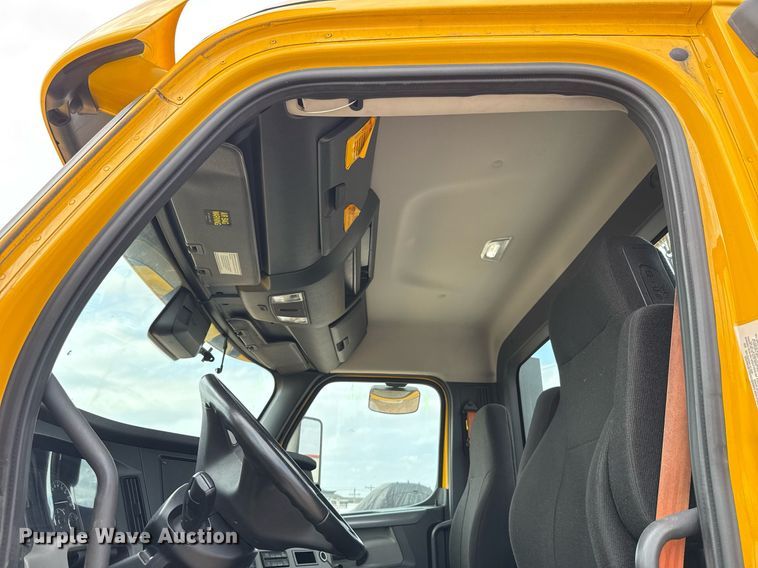 image for item EJ4596 2021 Freightliner Cascadia 126 semi truck