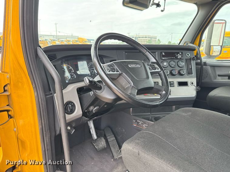 image for item EJ4596 2021 Freightliner Cascadia 126 semi truck