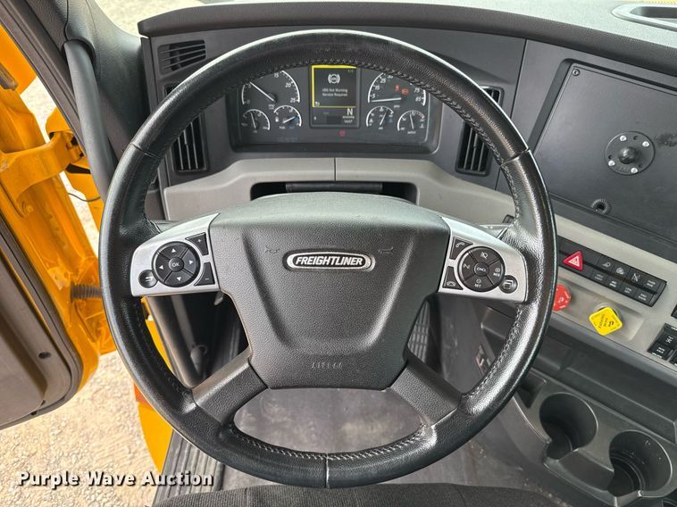 image for item EJ4596 2021 Freightliner Cascadia 126 semi truck