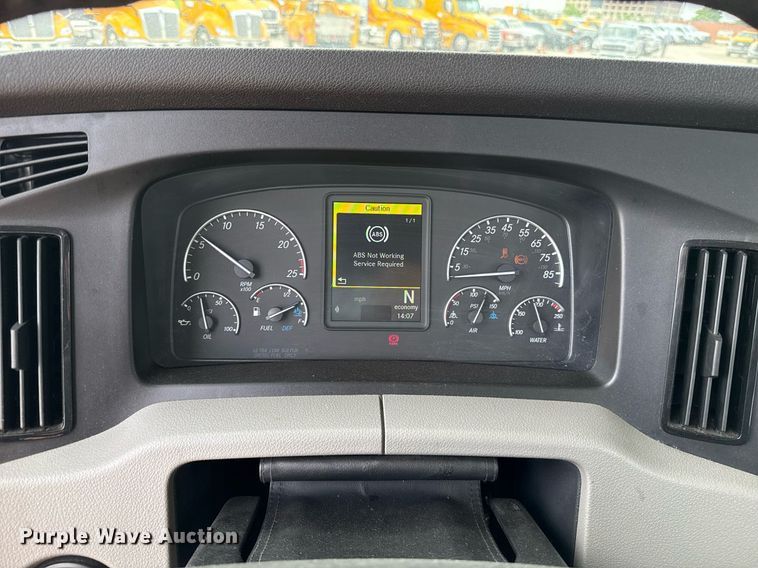 image for item EJ4596 2021 Freightliner Cascadia 126 semi truck