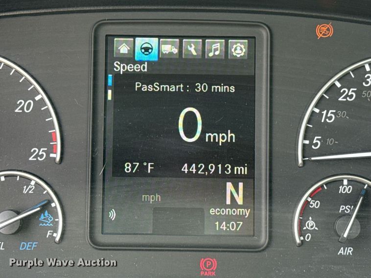 image for item EJ4596 2021 Freightliner Cascadia 126 semi truck