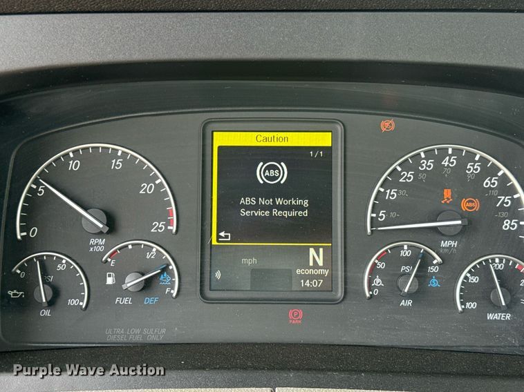 image for item EJ4596 2021 Freightliner Cascadia 126 semi truck