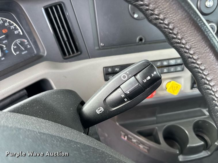 image for item EJ4596 2021 Freightliner Cascadia 126 semi truck