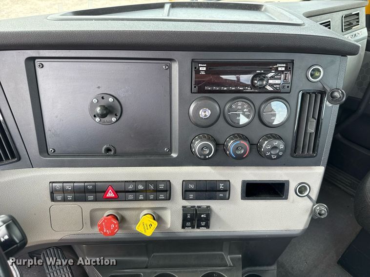 image for item EJ4596 2021 Freightliner Cascadia 126 semi truck