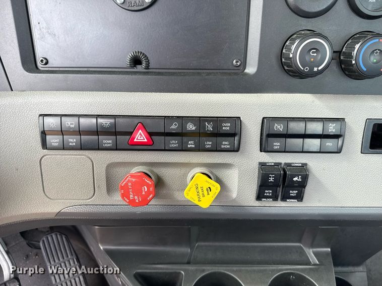 image for item EJ4596 2021 Freightliner Cascadia 126 semi truck