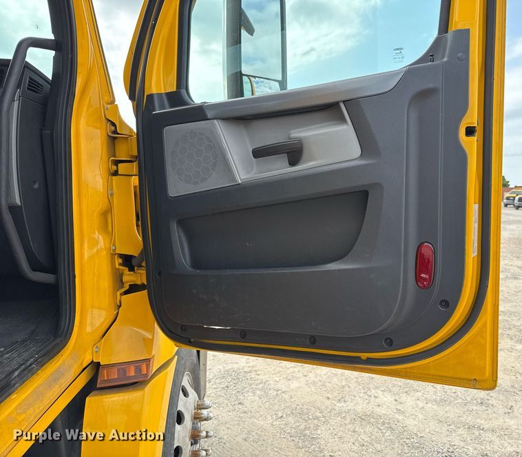 image for item EJ4596 2021 Freightliner Cascadia 126 semi truck