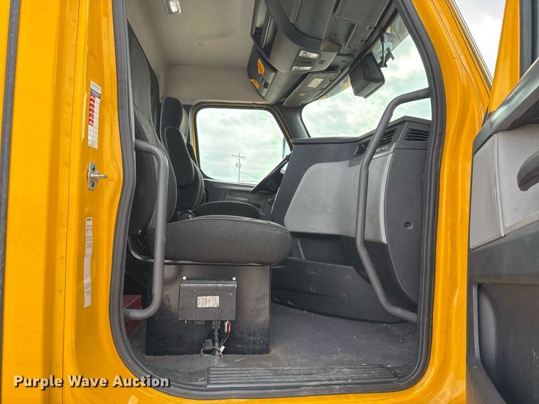 image for item EJ4596 2021 Freightliner Cascadia 126 semi truck