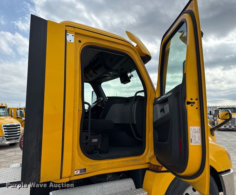 image for item EJ4596 2021 Freightliner Cascadia 126 semi truck