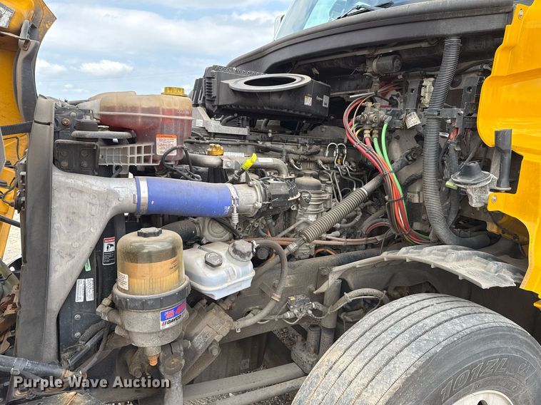 image for item EJ4596 2021 Freightliner Cascadia 126 semi truck