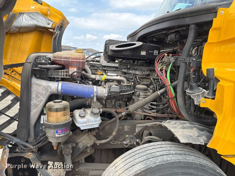 image for item EJ4596 2021 Freightliner Cascadia 126 semi truck