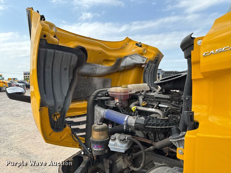 image for item EJ4596 2021 Freightliner Cascadia 126 semi truck