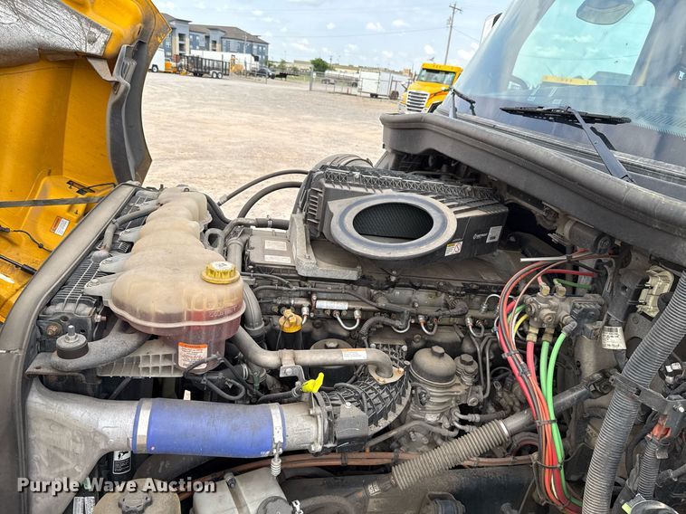 image for item EJ4596 2021 Freightliner Cascadia 126 semi truck