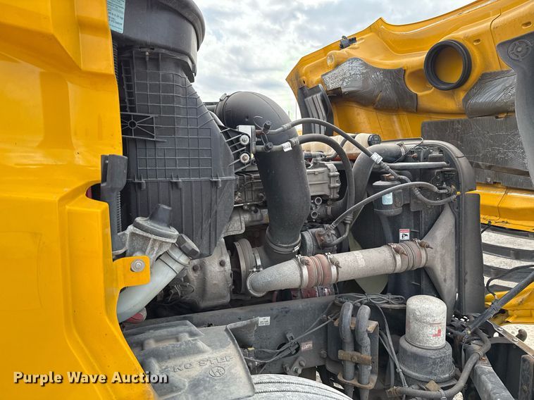 image for item EJ4596 2021 Freightliner Cascadia 126 semi truck